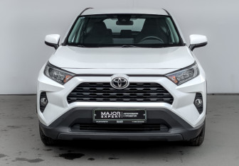 Подержанный автомобиль Toyota RAV4 2021 года (2 фото)