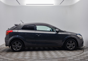 Подержанный автомобиль Kia Ceed Hatchback 2011 года (6 фото)