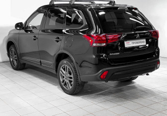 Подержанный автомобиль Mitsubishi Outlander 2021 года (7 фото)