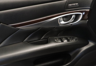Подержанный автомобиль Infiniti Q70 2014 года (19 фото)