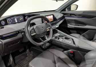 Подержанный автомобиль Changan UNI-V 2023 года (15 фото)