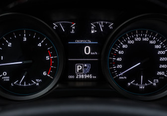 Подержанный автомобиль Toyota Land Cruiser Suv 2014 года (9 фото)
