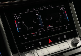 Подержанный автомобиль Audi Q8 2019 года (19 фото)