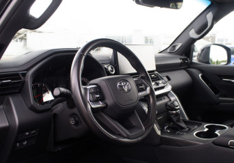 Подержанный автомобиль Toyota Land Cruiser Suv 2023 года (9 фото)