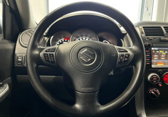 Подержанный автомобиль Suzuki Grand Vitara 2009 года (14 фото)