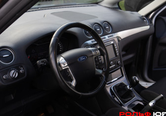 Подержанный автомобиль Ford S-MAX 2011 года (10 фото)