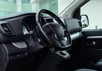 Подержанный автомобиль Peugeot Traveller 2021 года (13 фото)