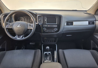 Подержанный автомобиль Mitsubishi Outlander 2017 года (12 фото)