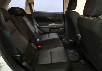 Подержанный автомобиль Mitsubishi Outlander 2018 года (12 фото)