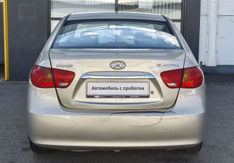Подержанный автомобиль Hyundai Elantra Sedan 2010 года (6 фото)