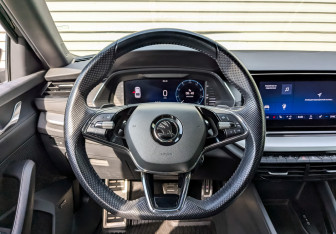 Подержанный автомобиль Skoda Octavia Liftback 2022 года (21 фото)