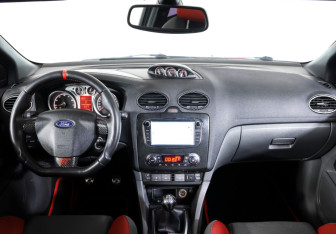 Подержанный автомобиль Ford Focus ST Hatchback 2007 года (12 фото)