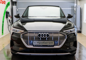 Подержанный автомобиль Audi e-tron 2021 года (2 фото)