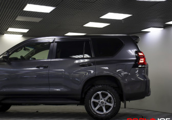 Подержанный автомобиль Toyota Land Cruiser Prado 2018 года (21 фото)