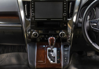 Подержанный автомобиль Toyota Vellfire 2016 года (17 фото)