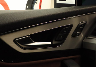 Подержанный автомобиль Audi Q7 2016 года (26 фото)