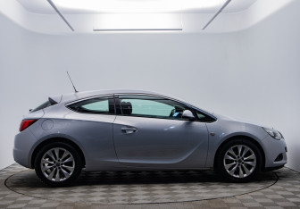 Подержанный автомобиль Opel Astra Hatchback 2011 года (6 фото)