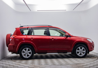 Подержанный автомобиль Toyota RAV4 2011 года (4 фото)