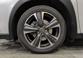 Подержанный автомобиль Lexus UX 2018 года (18 фото)