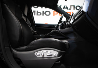 Подержанный автомобиль Porsche Cayenne 2015 года (28 фото)