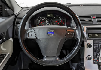 Подержанный автомобиль Volvo C30 2011 года (22 фото)