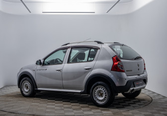 Подержанный автомобиль Renault Sandero 2014 года (7 фото)