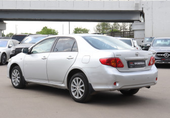 Подержанный автомобиль Toyota Corolla Sedan 2007 года (7 фото)