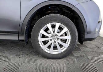 Подержанный автомобиль Toyota RAV4 2013 года (18 фото)