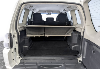 Подержанный автомобиль Mitsubishi Pajero 2014 года (10 фото)