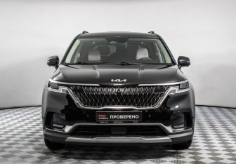 Подержанный автомобиль Kia Carnival 2022 года (2 фото)