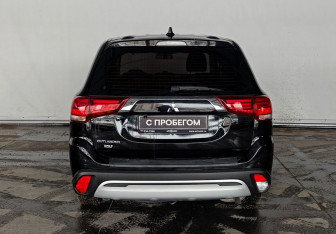 Подержанный автомобиль Mitsubishi Outlander 2021 года (6 фото)