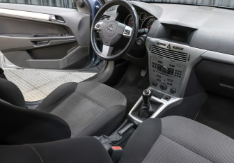 Подержанный автомобиль Opel Astra Hatchback 2011 года (11 фото)