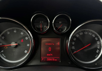 Подержанный автомобиль Opel Astra Hatchback 2011 года (12 фото)