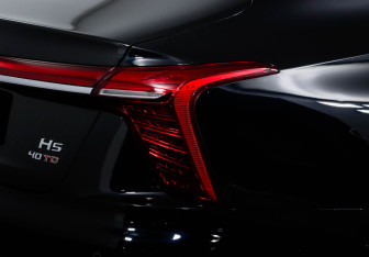 Подержанный автомобиль Hongqi H5 2024 года (18 фото)