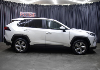 Подержанный автомобиль Toyota RAV4 2020 года (4 фото)