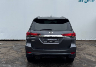 Подержанный автомобиль Toyota Fortuner 2018 года (7 фото)