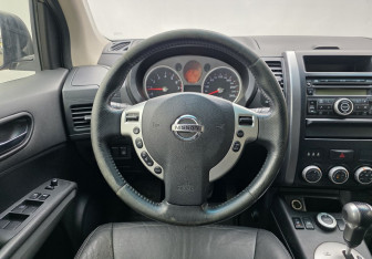 Подержанный автомобиль Nissan X-Trail 2010 года (12 фото)
