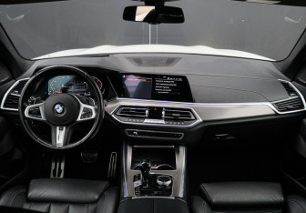 Подержанный автомобиль BMW X5 2020 года (10 фото)