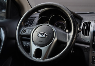 Подержанный автомобиль Kia Cerato Coupe 2011 года (11 фото)