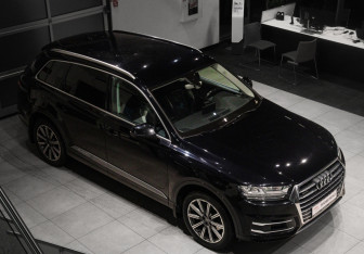 Подержанный автомобиль Audi Q7 2016 года (29 фото)