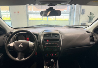 Подержанный автомобиль Mitsubishi ASX 2011 года (12 фото)