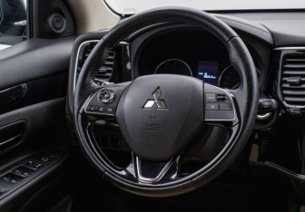 Подержанный автомобиль Mitsubishi Outlander 2019 года (15 фото)