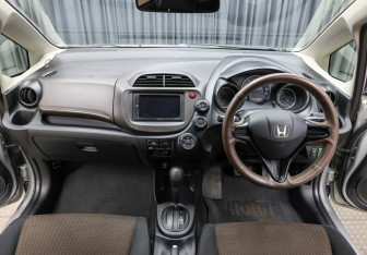 Подержанный автомобиль Honda Fit Shuttle 2012 года (13 фото)