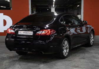 Подержанный автомобиль Infiniti Q70 2014 года (5 фото)
