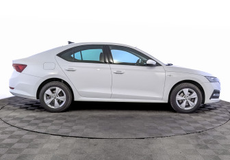Подержанный автомобиль Skoda Octavia Liftback 2021 года (4 фото)
