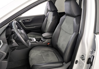 Подержанный автомобиль Toyota RAV4 2024 года (20 фото)