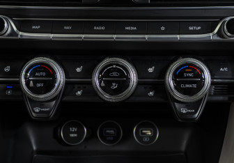 Подержанный автомобиль Genesis G70 2020 года (15 фото)