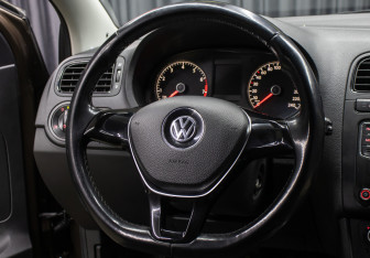 Подержанный автомобиль Volkswagen Polo Sedan 2015 года (17 фото)