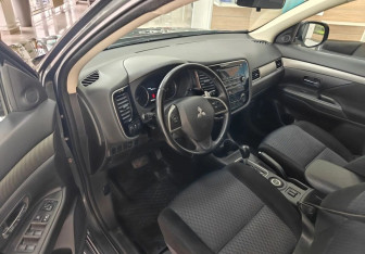 Подержанный автомобиль Mitsubishi Outlander 2013 года (11 фото)