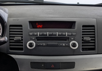 Подержанный автомобиль Mitsubishi Lancer Sedan 2011 года (17 фото)